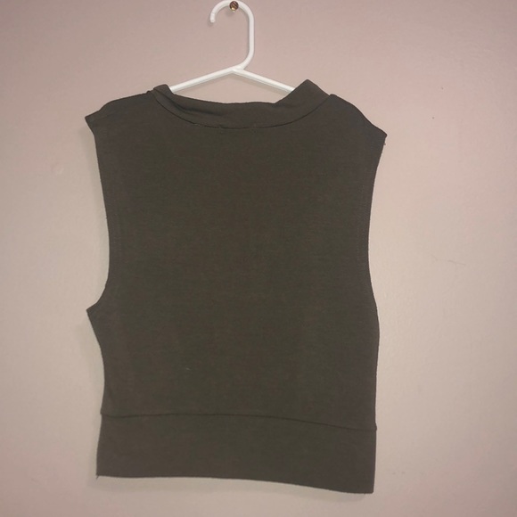 Army green twist front crop too - Picture 2 of 4